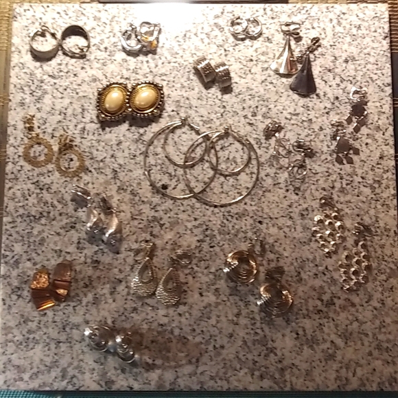16 Pairs of Clip Earrings - Picture 1 of 3